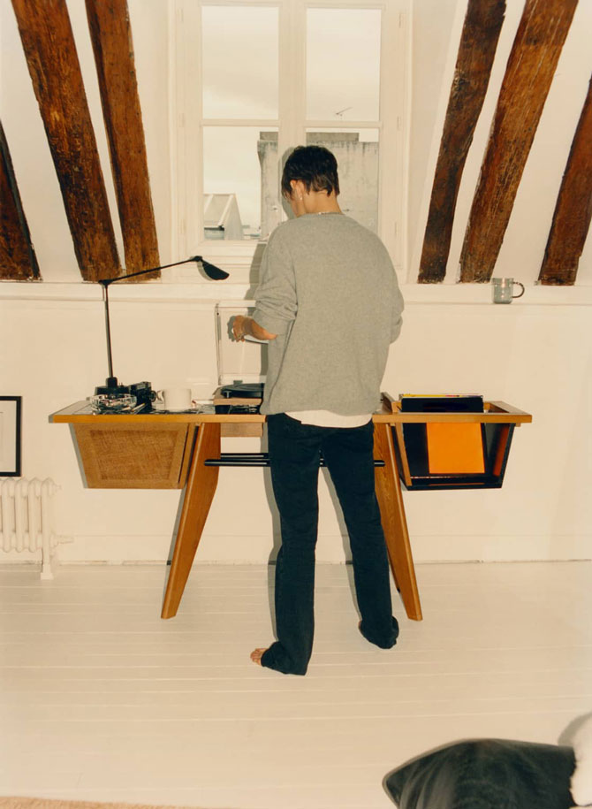 Zara Home представил коллекцию музыкальных предметов — стол для проигрывателя и усилитель (фото 4)