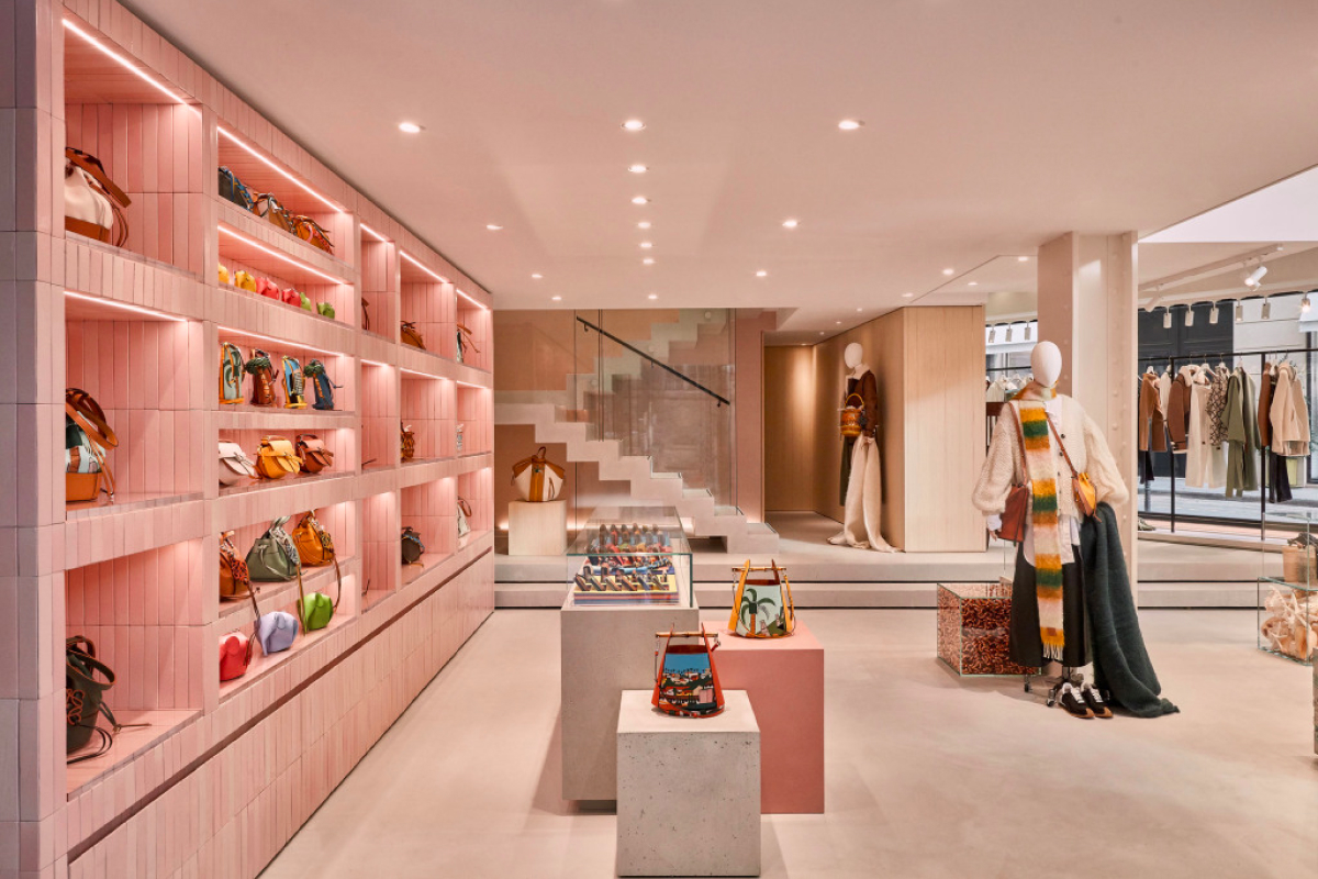Loewe открывает в Париже бутик с винтажной мебелью и керамикой Пабло Пикассо (фото 1)
