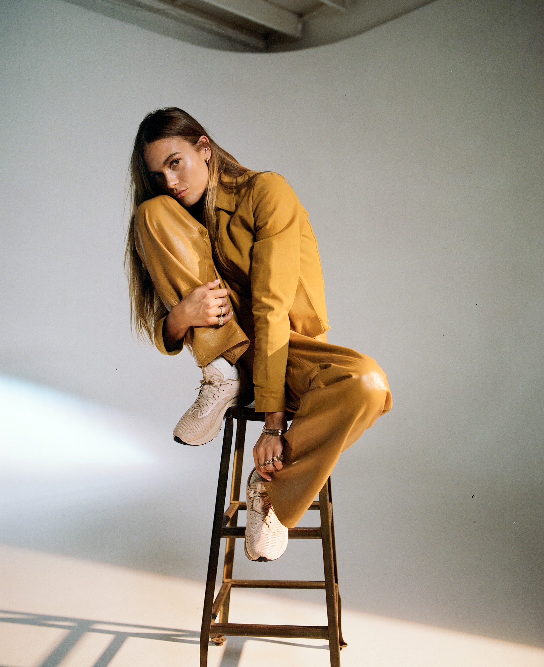 Стилист Ким Кардашьян снялась в рекламе кроссовок SNS и Asics Novablast (фото 1)