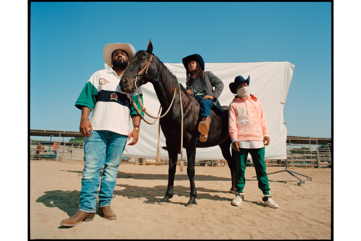В новой кампании Tommy Hilfiger снялись Индия Мур и объединение Compton Cowboys (фото 3)