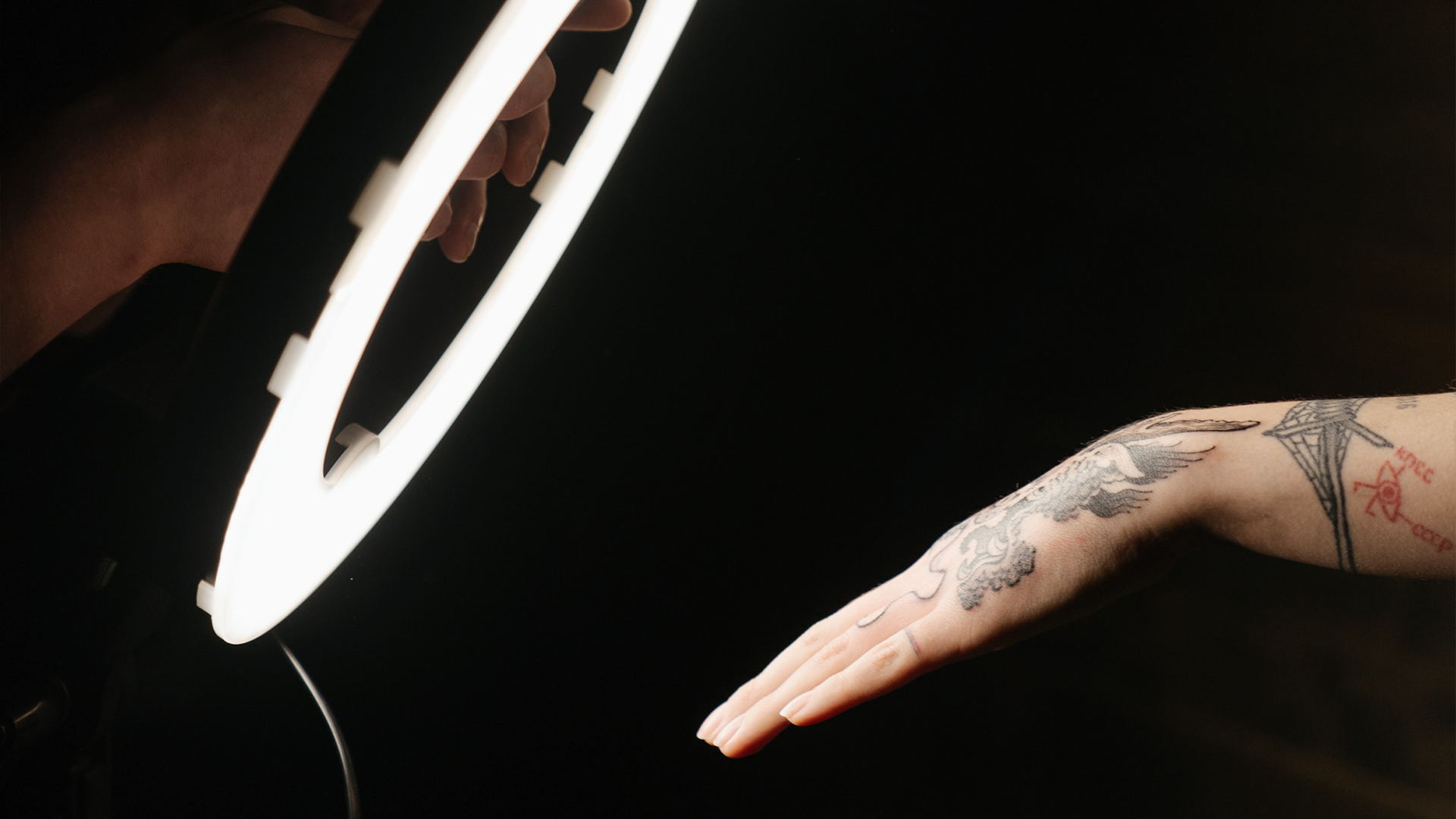 Рукописный текст: что особенного в хендпоук-тату — жанре, который любят Рианна и Анджелина Джоли (фото 2)