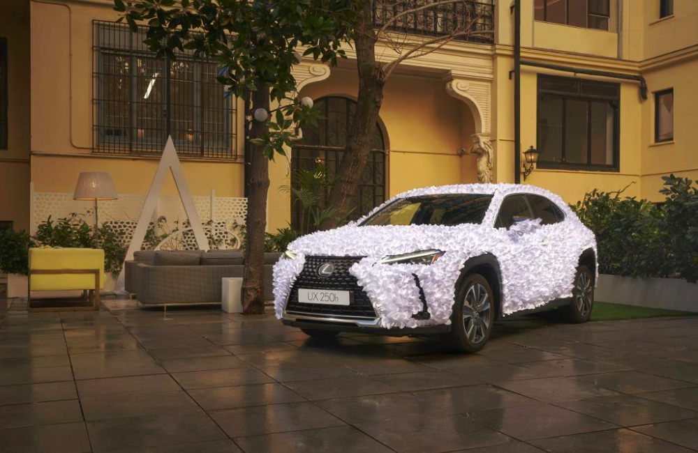 В Испании представили Lexus UX, покрытый тысячами бумажных лепестков (фото 3)