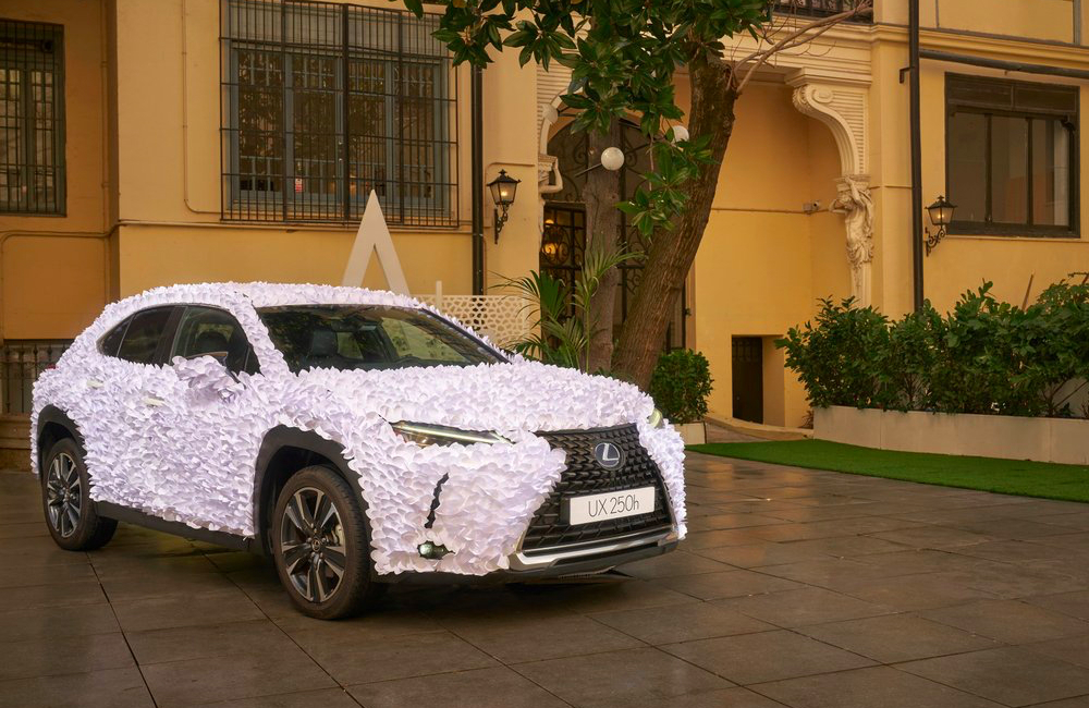 В Испании представили Lexus UX, покрытый тысячами бумажных лепестков (фото 1)