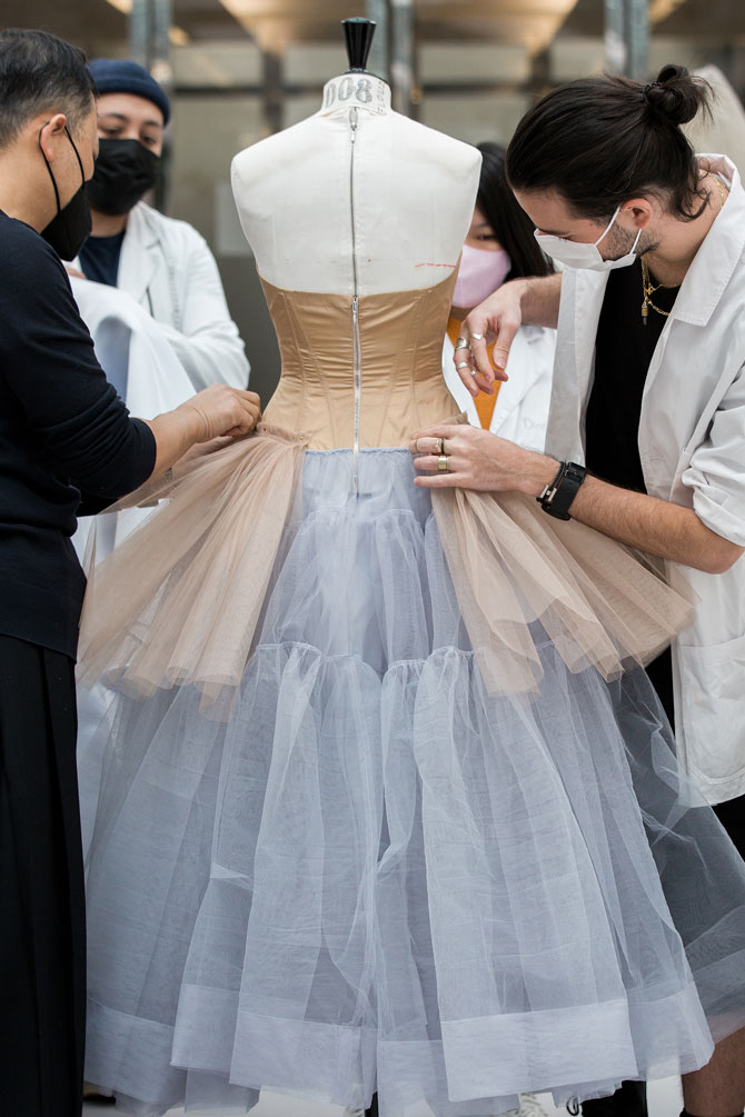 Dior показал, как создавались платья Ани Тейлор-Джой и Джиллиан Андерсон для «Золотого глобуса» (фото 2)
