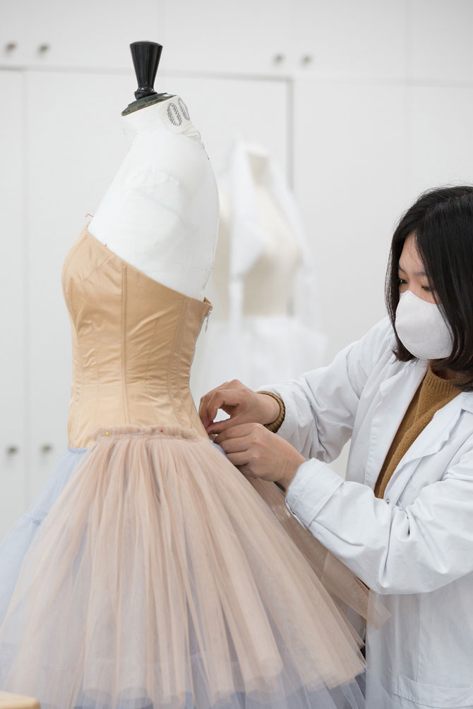 Dior показал, как создавались платья Ани Тейлор-Джой и Джиллиан Андерсон для «Золотого глобуса» (фото 4)