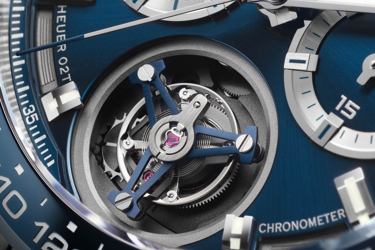 TAG Heuer показал лимитированные часы Carrera 02T с синими деталями (фото 3)