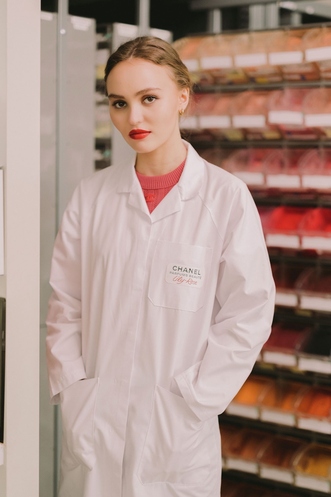 Лили-Роуз Депп прорекламировала новую помаду Chanel в образе лаборантки (фото 1)