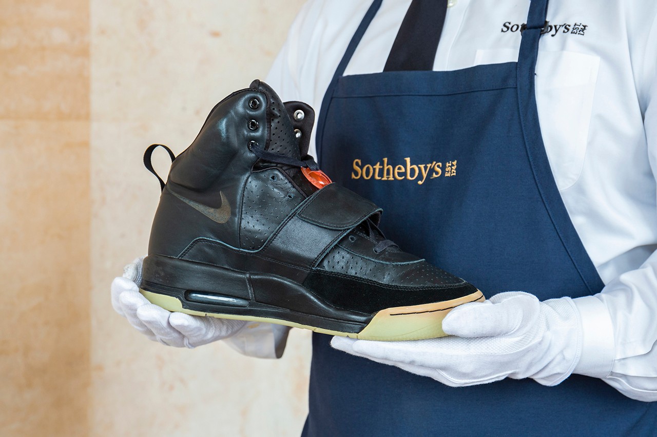 Sotheby's продаст кроссовки Канье Уэста 2008 года за миллион долларов (фото 3)