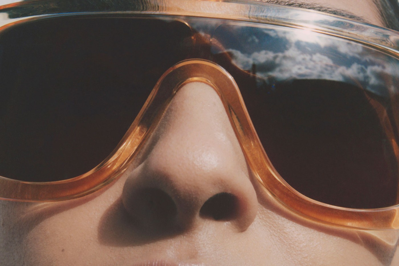 Бренд Nanushka выпустил дебютную коллекцию солнцезащитных очков (фото 11)