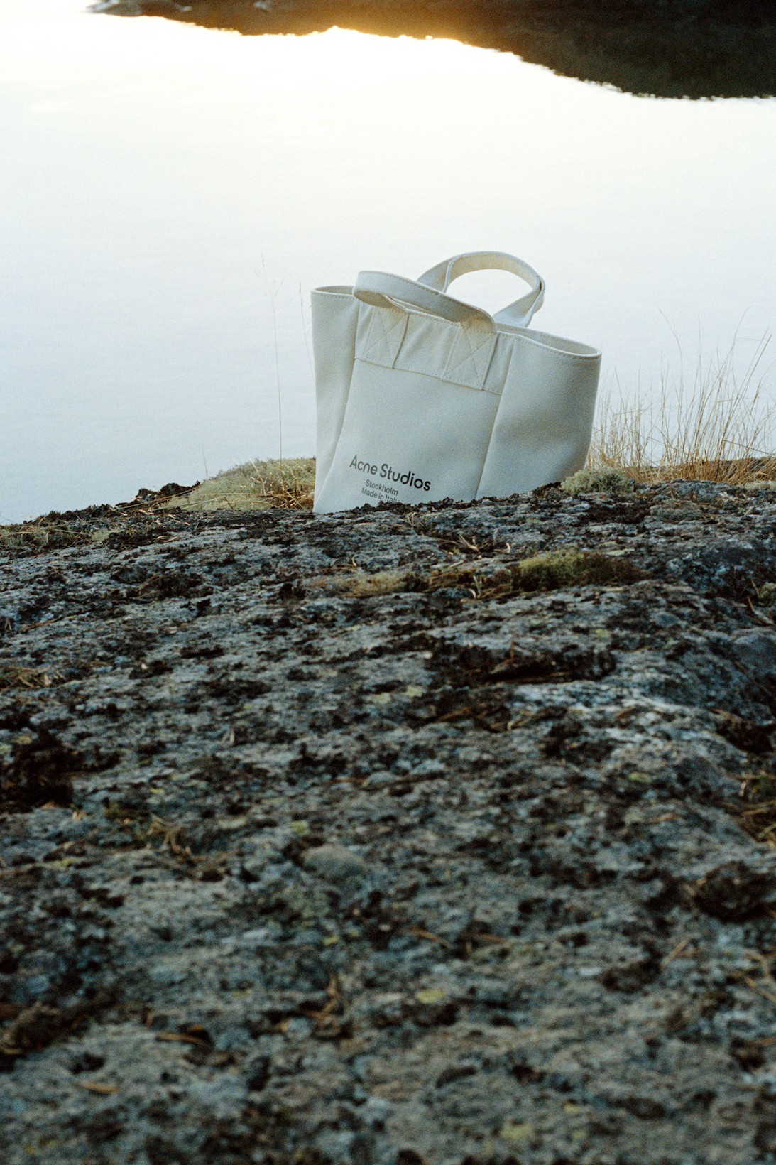 Acne Studios сделал съемку с сумками и головными уборами на острове в Швеции (фото 1)