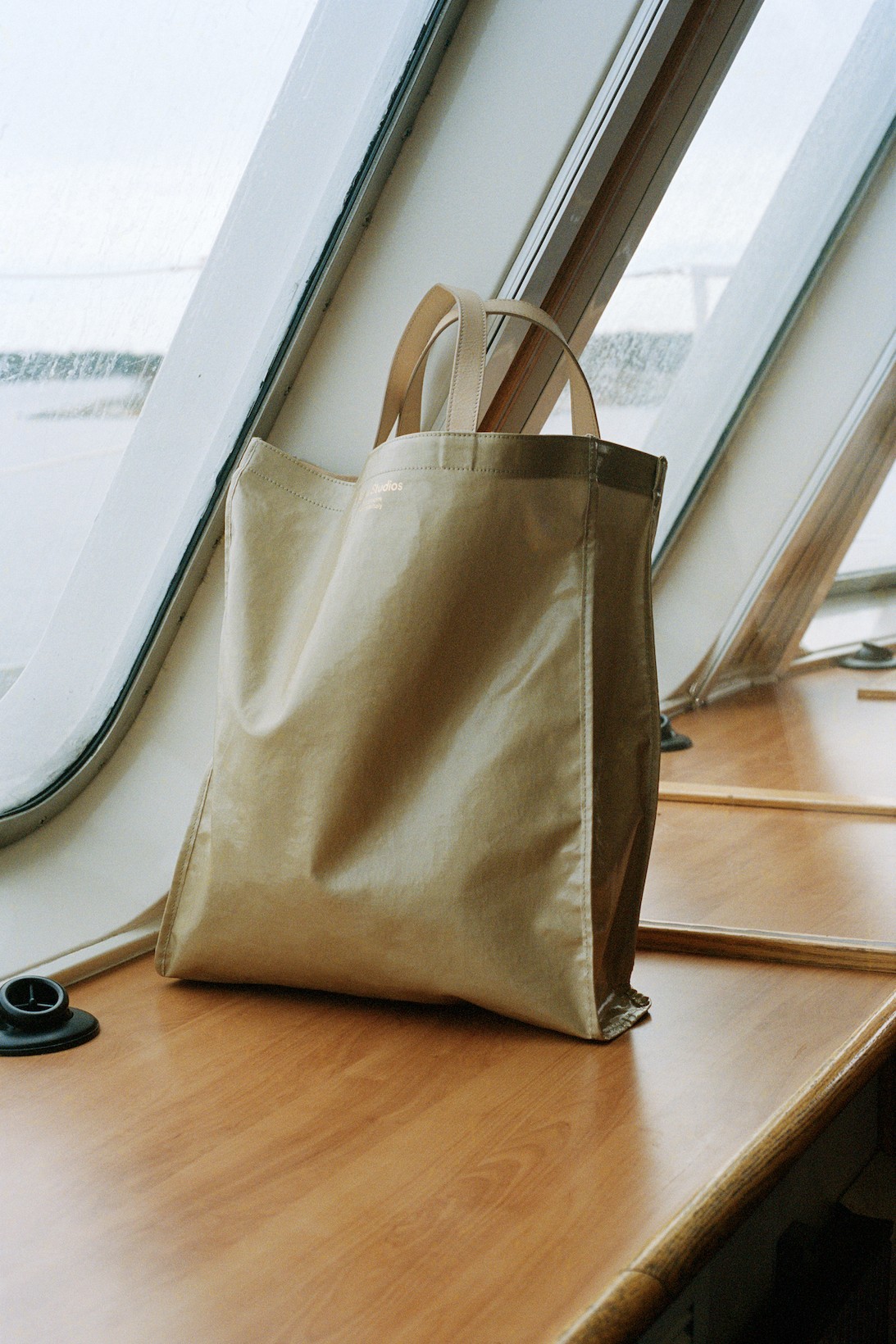 Acne Studios сделал съемку с сумками и головными уборами на острове в Швеции (фото 2)