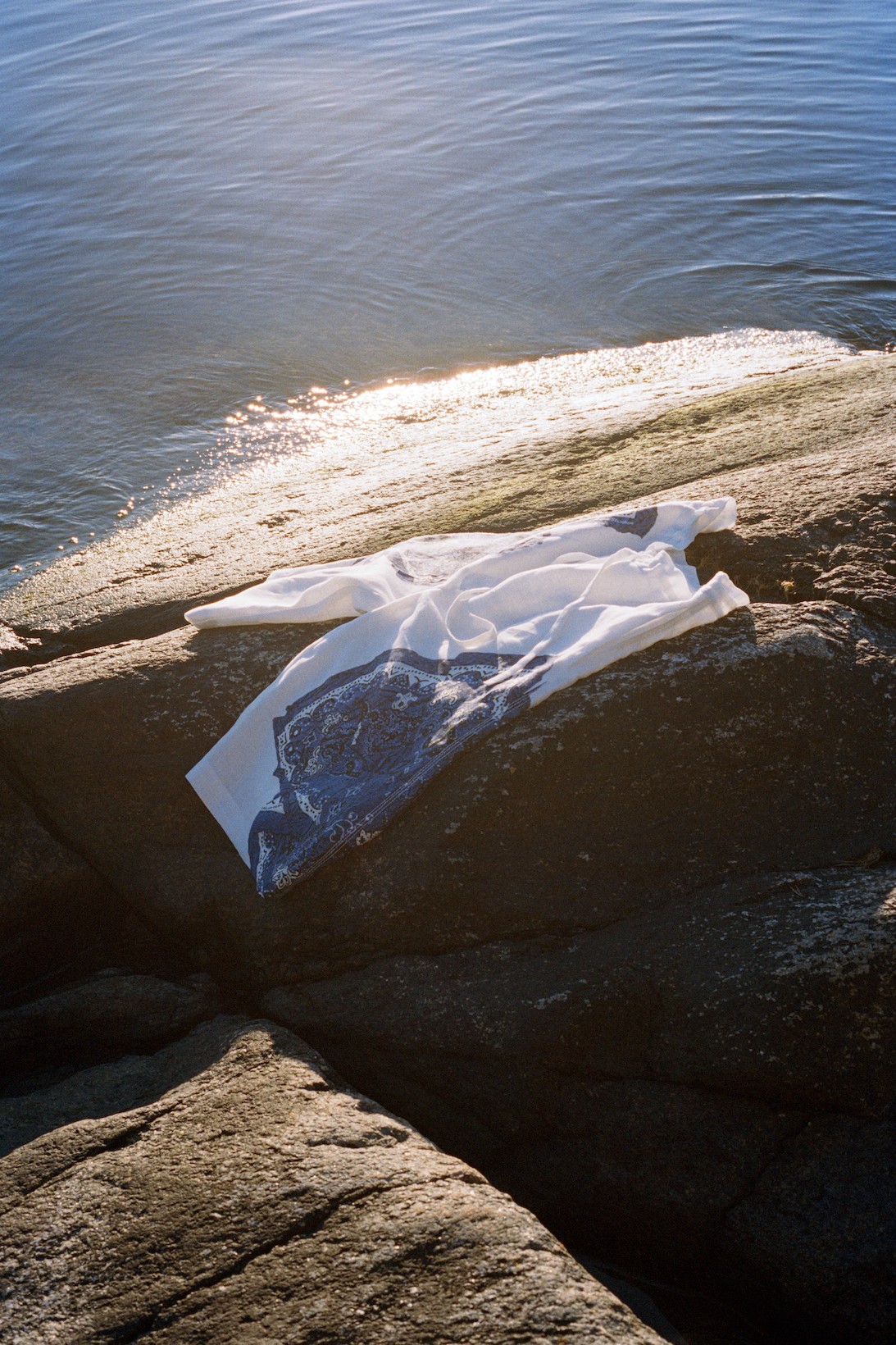 Acne Studios сделал съемку с сумками и головными уборами на острове в Швеции (фото 6)