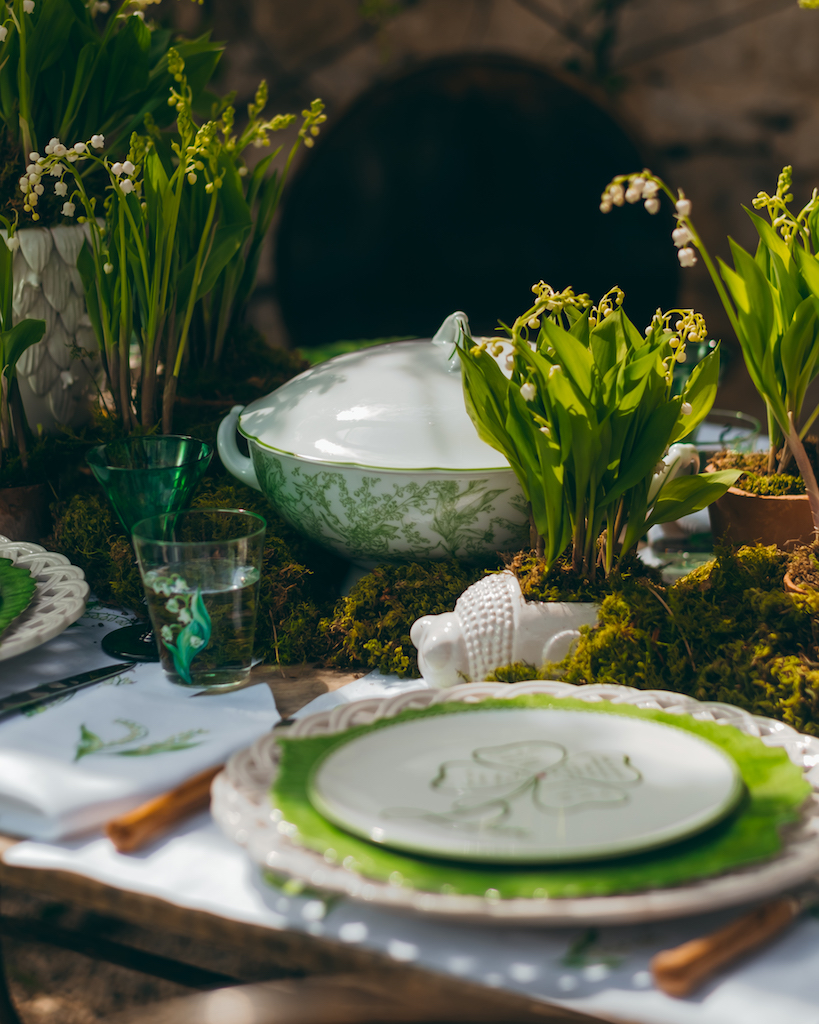 Dior Maison представил сервировку стола с посудой из коллекции New Lily of the Valley (фото 1)