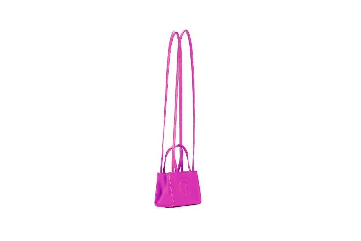 Бренд Telfar выпустил сумки-шоперы ярко-розового цвета (фото 3)