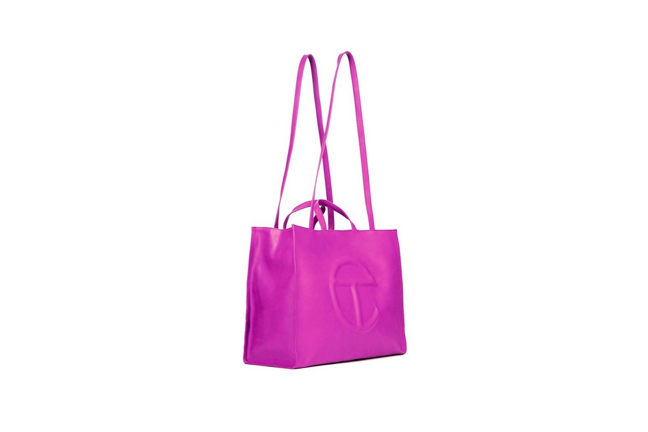 Бренд Telfar выпустил сумки-шоперы ярко-розового цвета (фото 1)