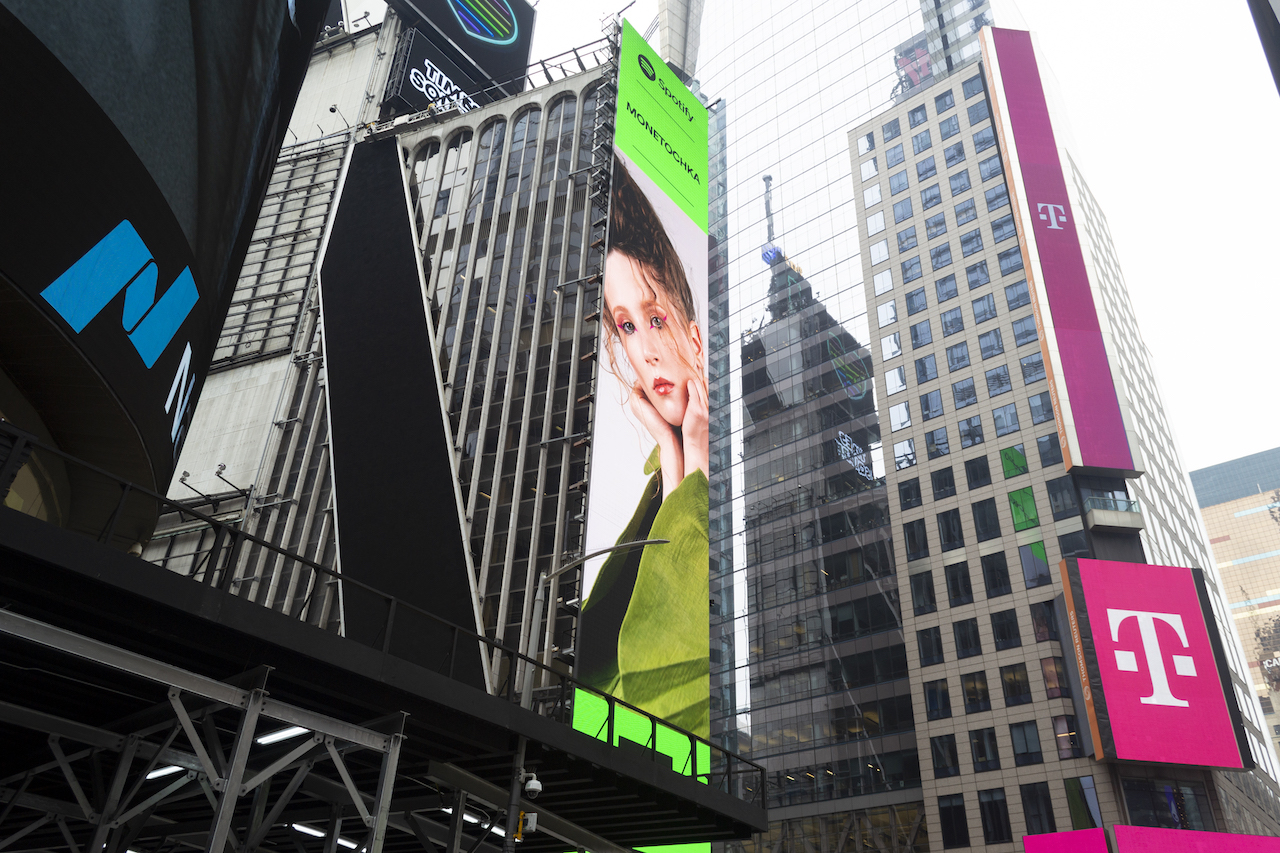 Spotify разместил билборд с Монеточкой на Таймс-сквер в Нью-Йорке (фото 2)
