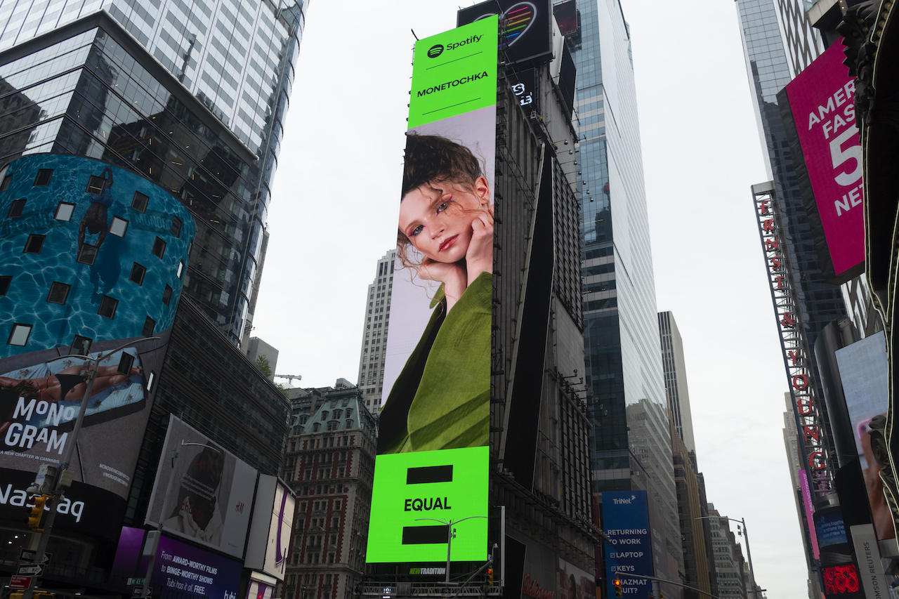 Spotify разместил билборд с Монеточкой на Таймс-сквер в Нью-Йорке (фото 3)