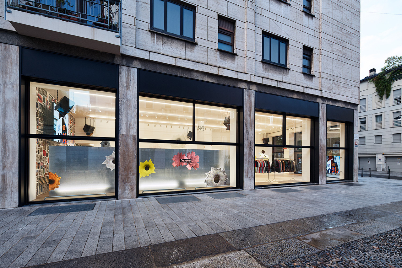 Supreme поделился фотографиями нового флагманского магазина в Милане (фото 4)