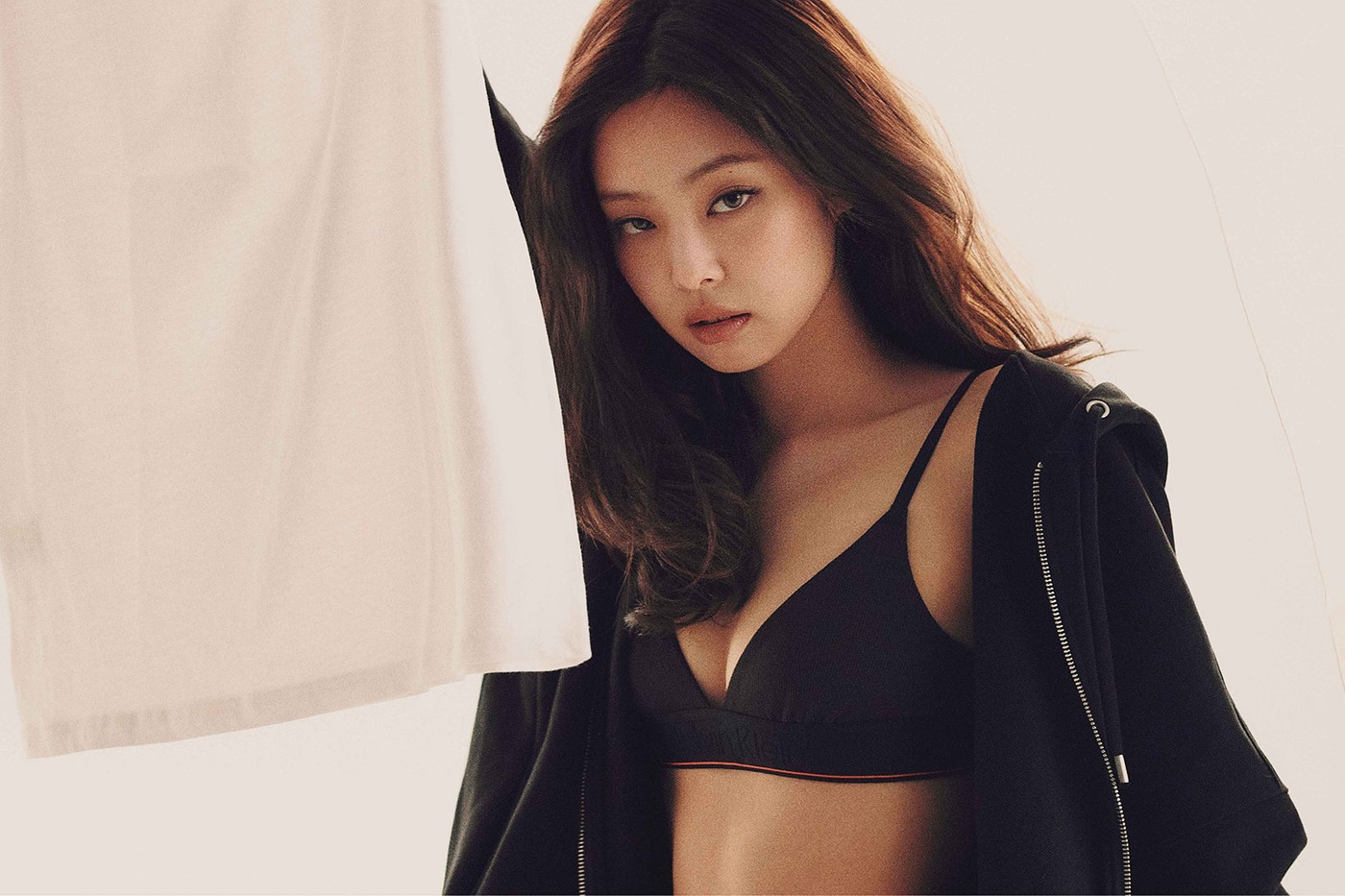 Дженни из Blackpink снялась в кампании коллекции Херона Престона для Calvin Klein (фото 2)