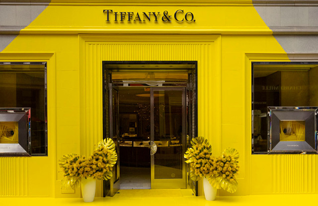 Tiffany & Co. открыл поп-ап по мотивам первоапрельской шутки со сменой фирменного цвета (фото 1)