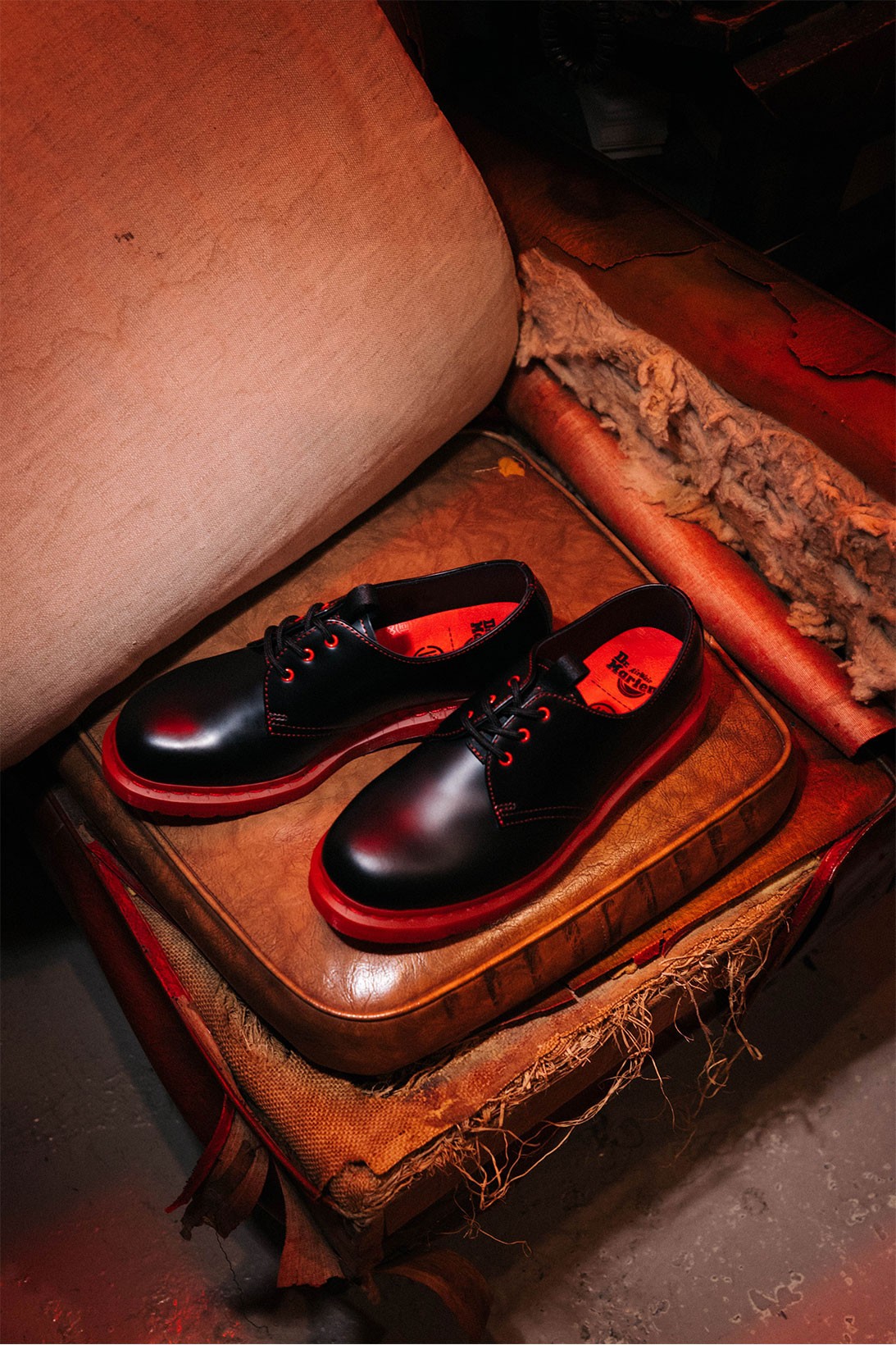 Dr. Martens выпустил ботинки с красной подошвой в коллаборации с маркой Clot (фото 5)