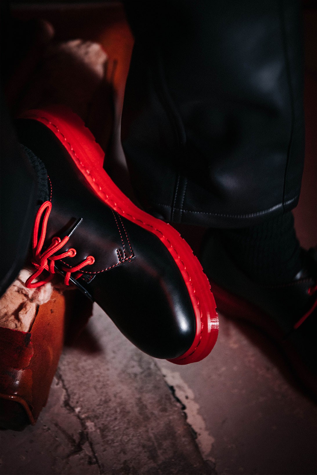 Dr. Martens выпустил ботинки с красной подошвой в коллаборации с маркой Clot (фото 4)