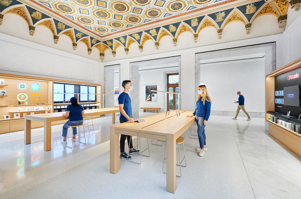 Компания Foster + Partners превратила палаццо в Риме в магазин Apple (фото 1)