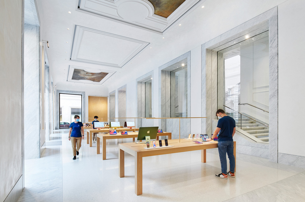 Компания Foster + Partners превратила палаццо в Риме в магазин Apple (фото 2)
