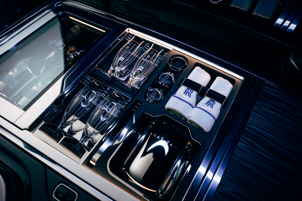 Rolls-Royce представил эксклюзивный кабриолет Boat Tail (фото 6)