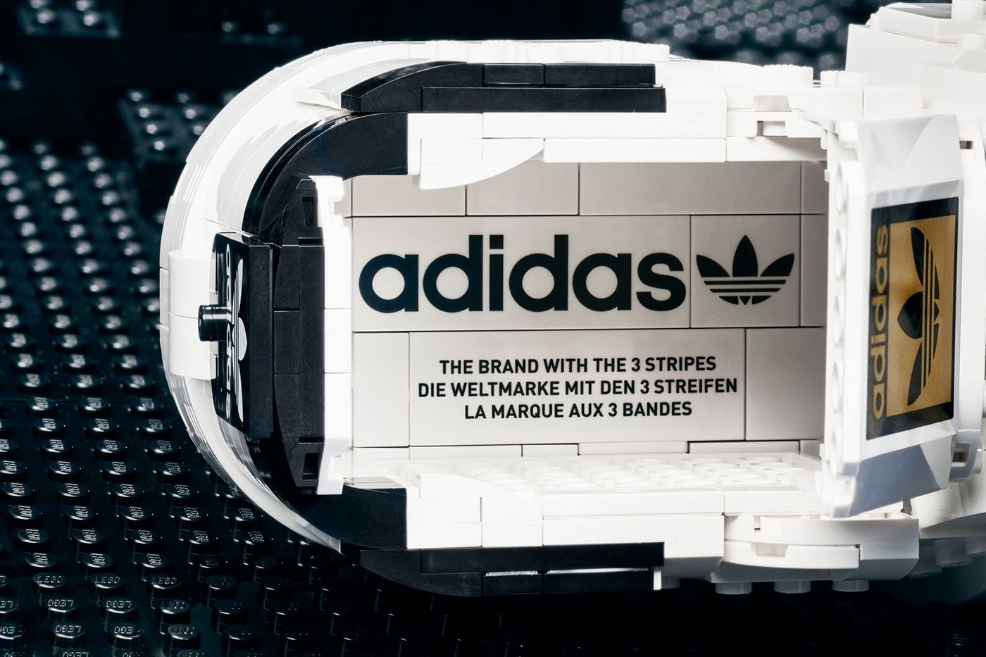 Lego и adidas Originals переосмыслили кроссовки Superstar (фото 9)