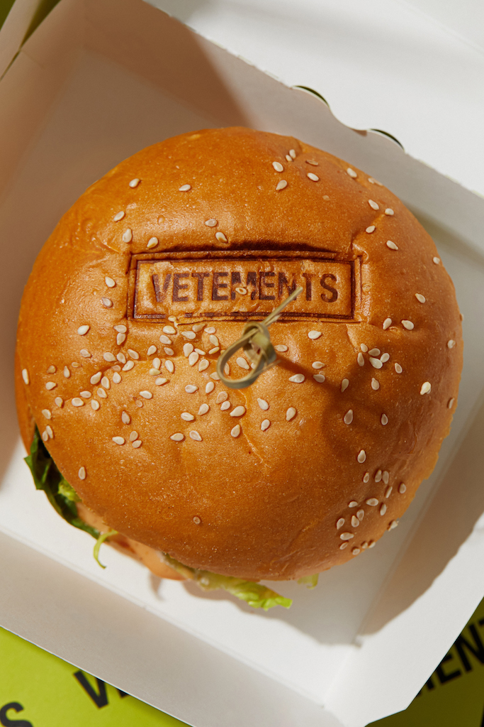 Vetements создал еще один бургер для «КМ20» (фото 2)