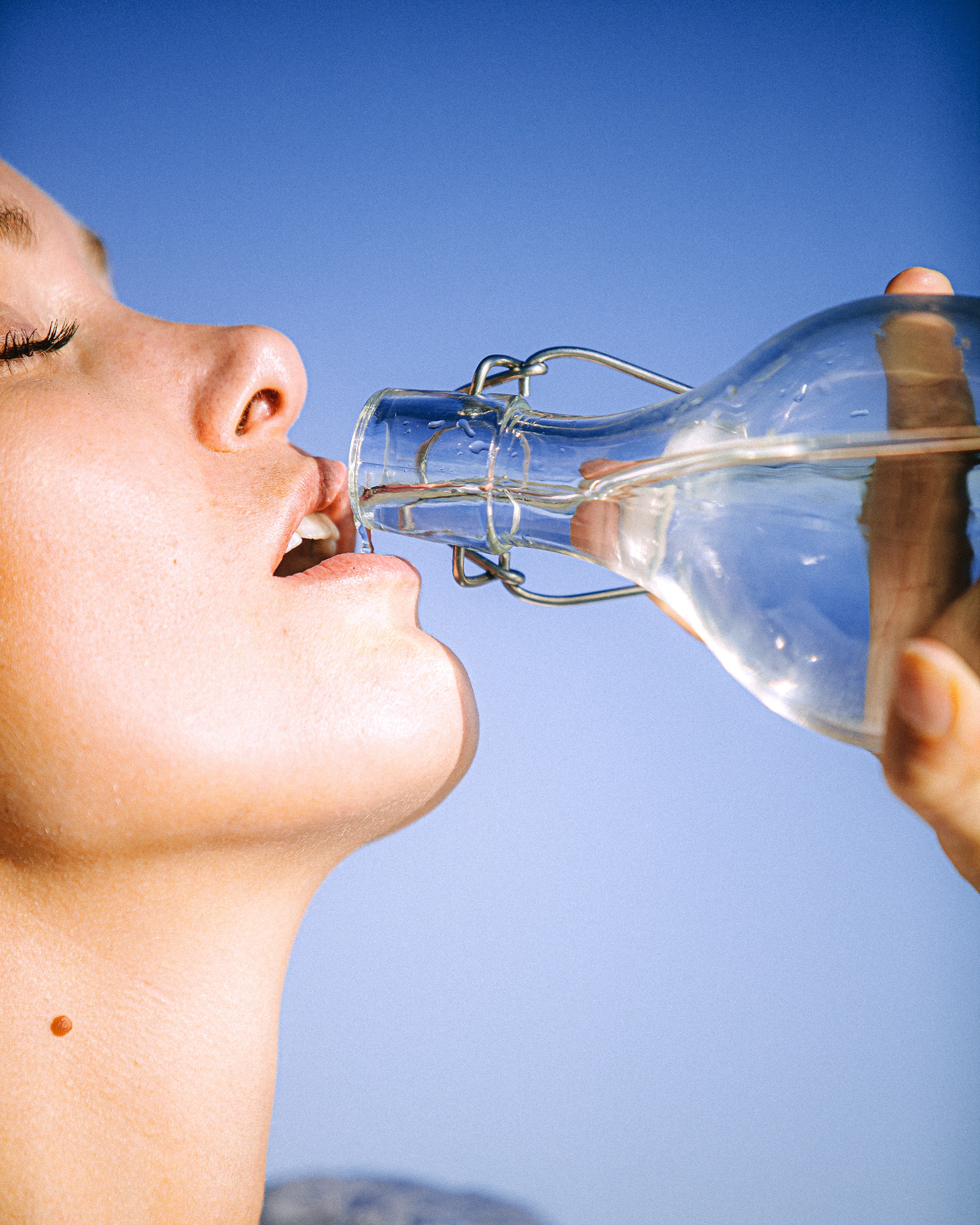 Польза. Человек пьет минеральную воду. Питьевой режим. Девушка пьет воду. Питье воды.
