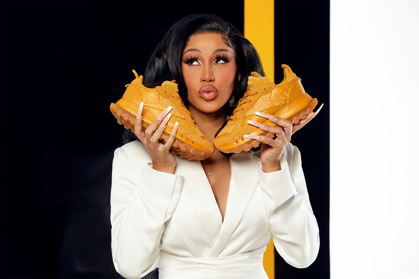 Cardi B и Reebok выпустили кроссовки Classic Leather в золотом цвете (фото 4)