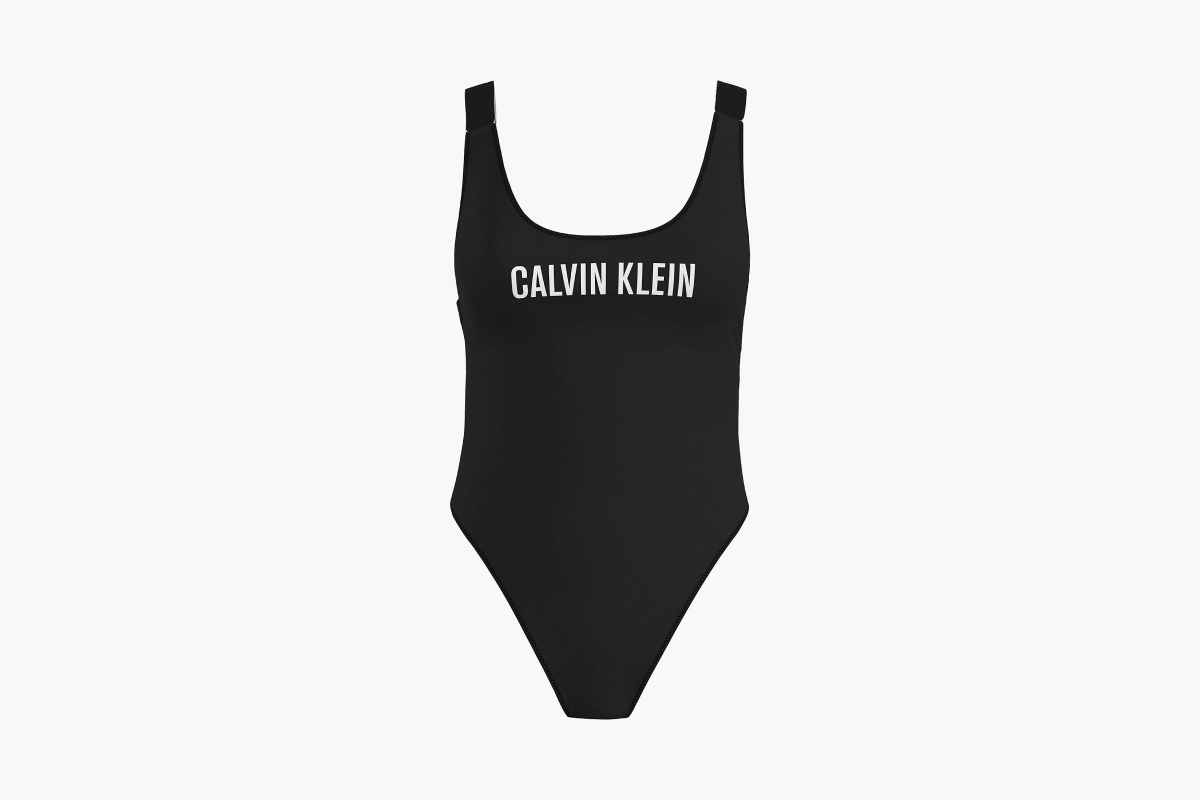 Calvin Klein представил минималистичные купальники для активного отдыха на пляже (фото 9)