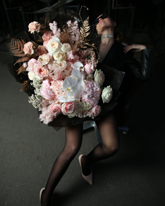 Флористы студии Lacy Bird создали букеты в стиле знаменитых дизайнеров и модных брендов (фото 15)
