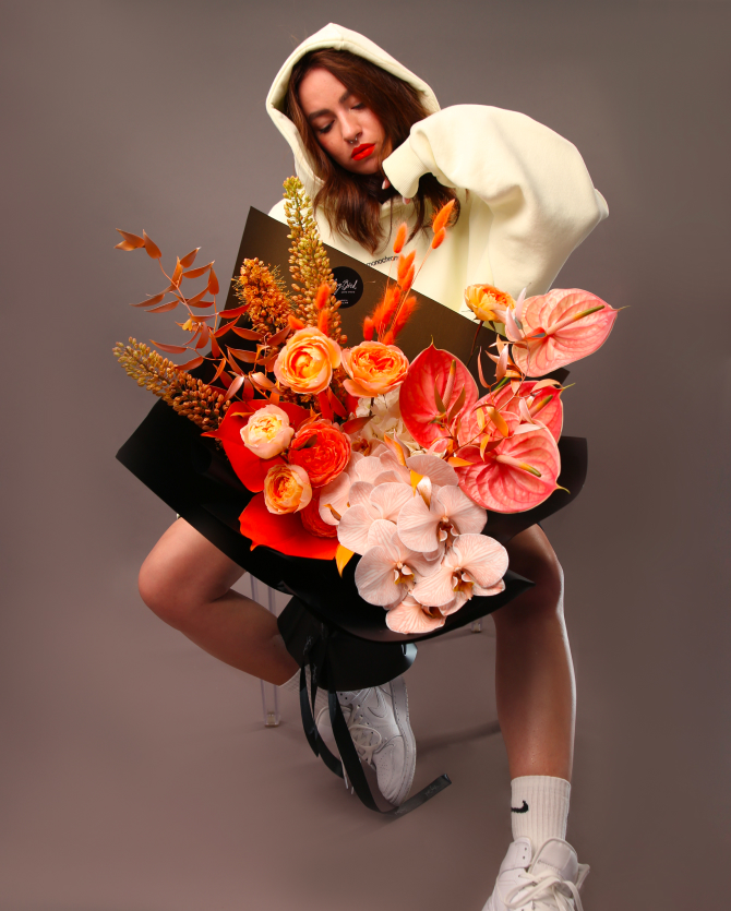Флористы студии Lacy Bird создали букеты в стиле знаменитых дизайнеров и модных брендов (фото 18)