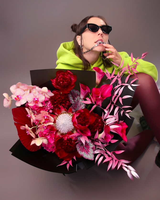 Флористы студии Lacy Bird создали букеты в стиле знаменитых дизайнеров и модных брендов (фото 19)