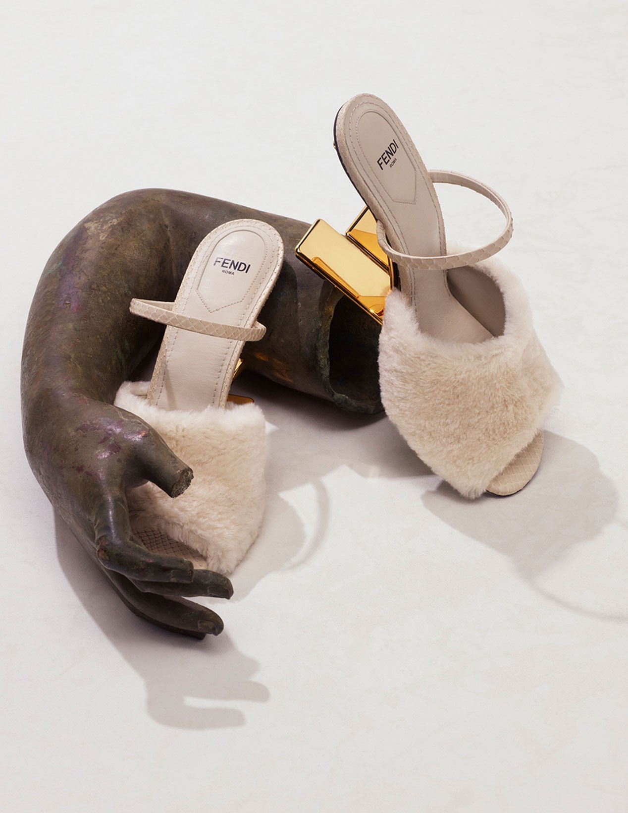 Fendi представил новые сумки и обувь из осенне-зимней коллекции (фото 4)