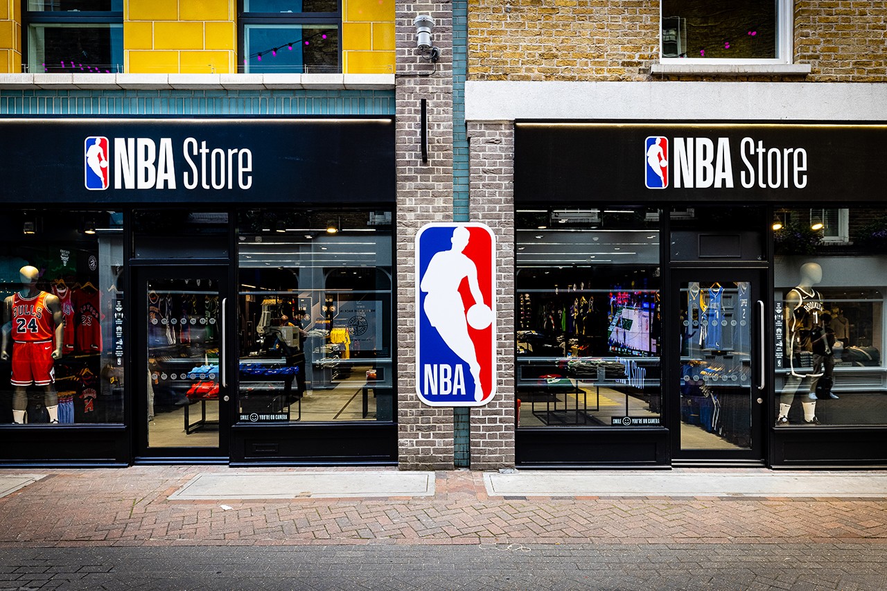 Первый флагманский магазин NBA открылся в Великобритании (фото 1)