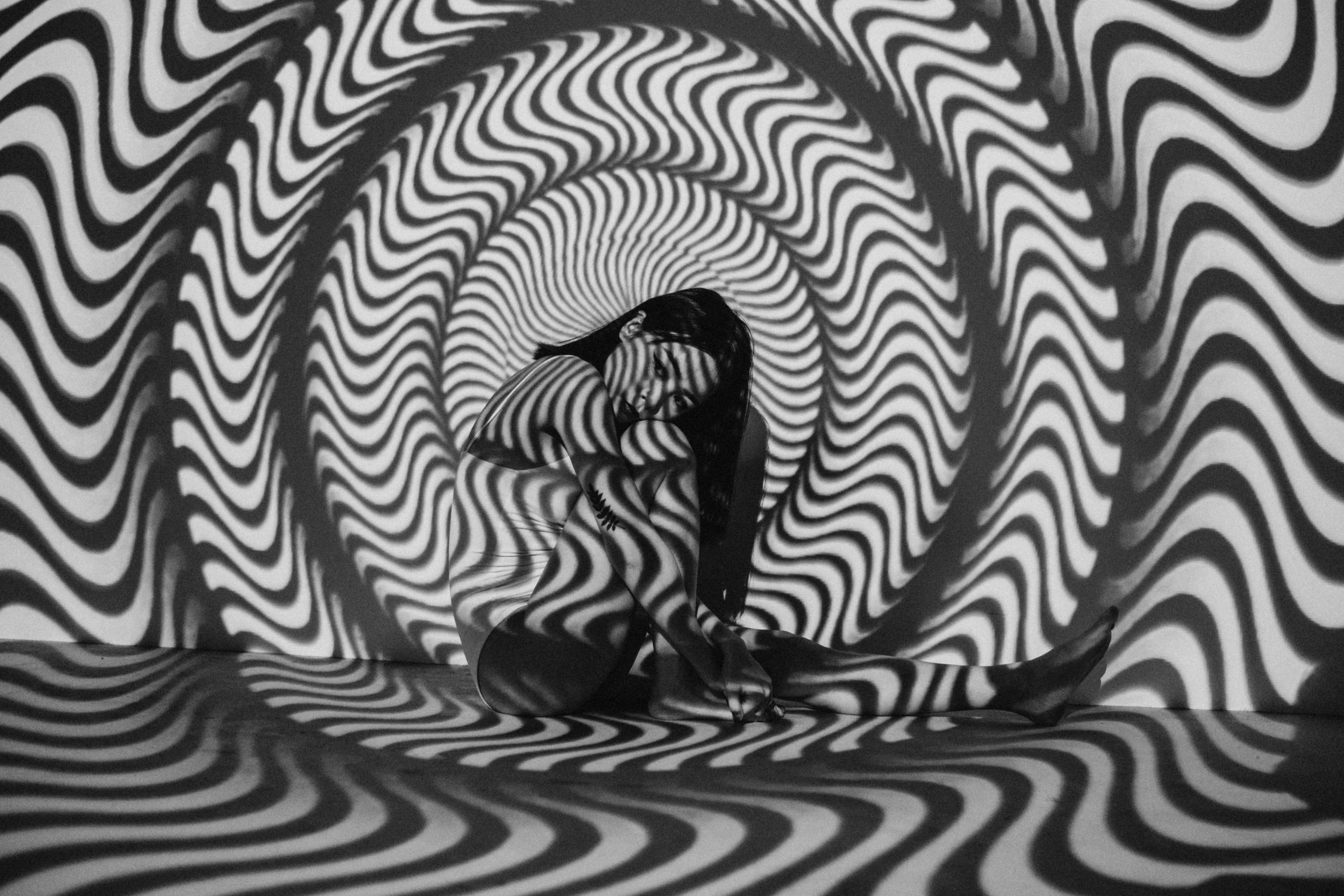 Удивительные люди гипноз. Оптические иллюзии. Абстрактные иллюзии. Картины иллюзии. Иллюзия чб.