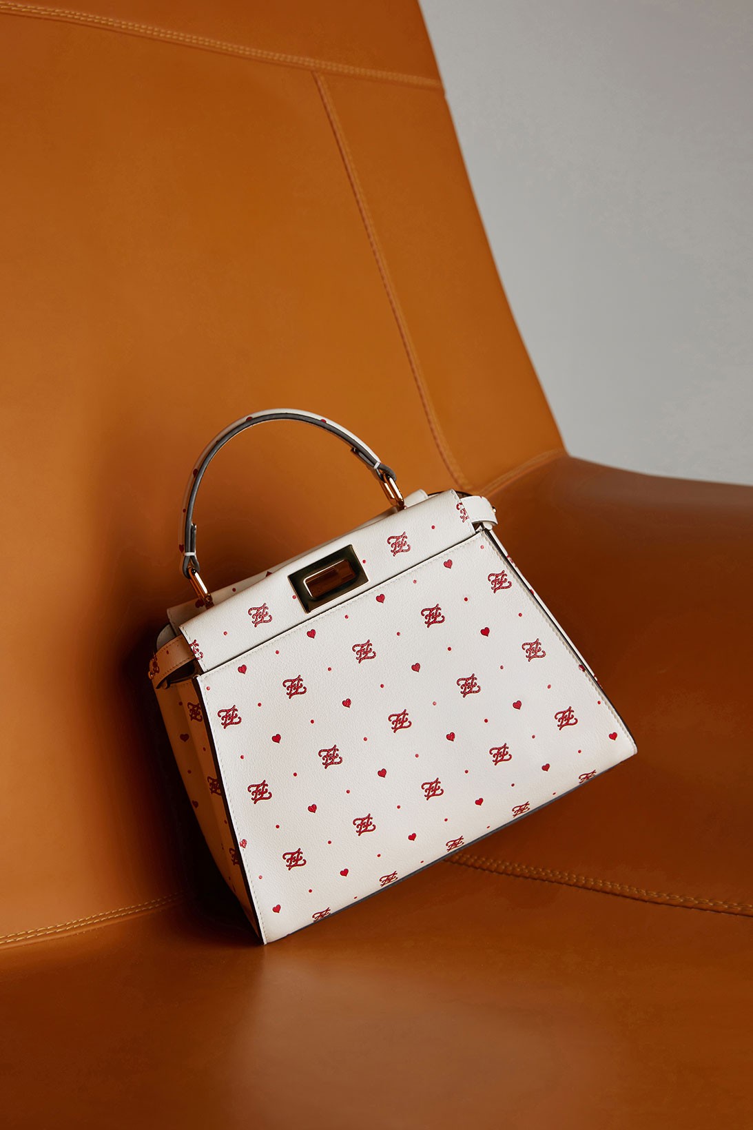 Fendi выпустил красно-белую коллекцию сумок в честь китайского Дня всех влюбленных (фото 1)