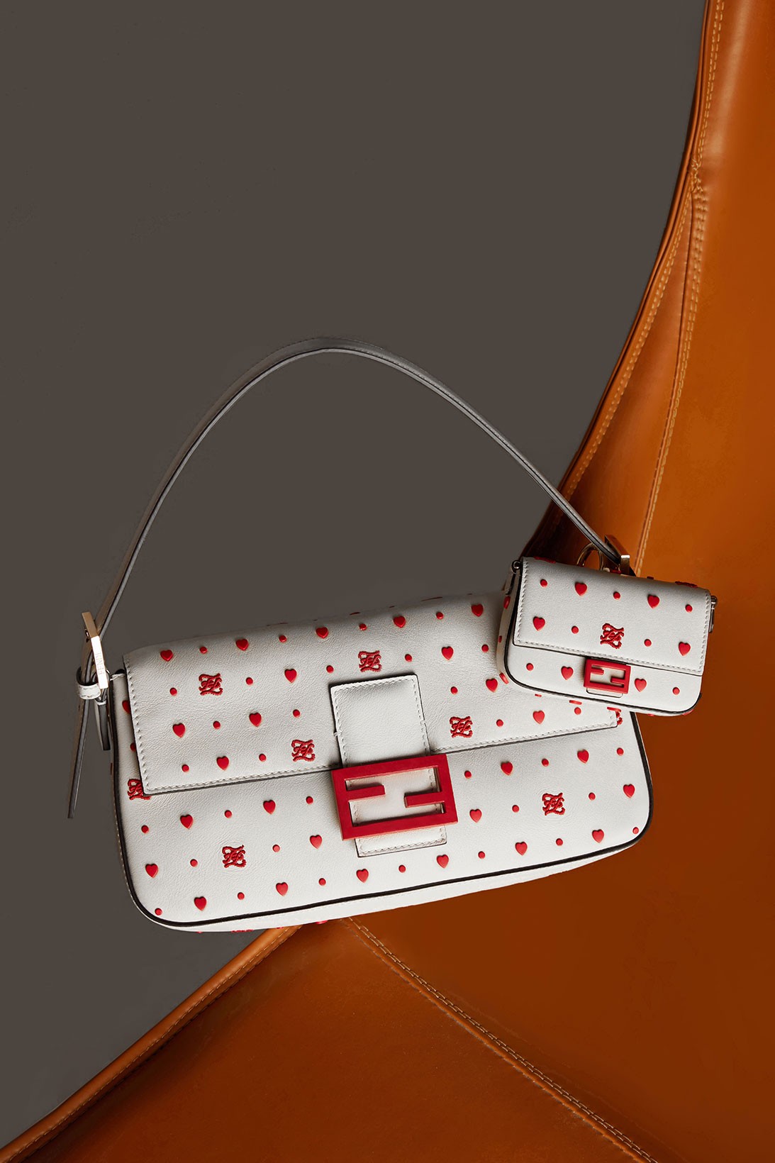 Fendi выпустил красно-белую коллекцию сумок в честь китайского Дня всех влюбленных (фото 2)