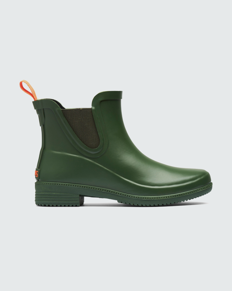 Самая практичная обувь на последний месяц лета — резиновая! (фото 1)