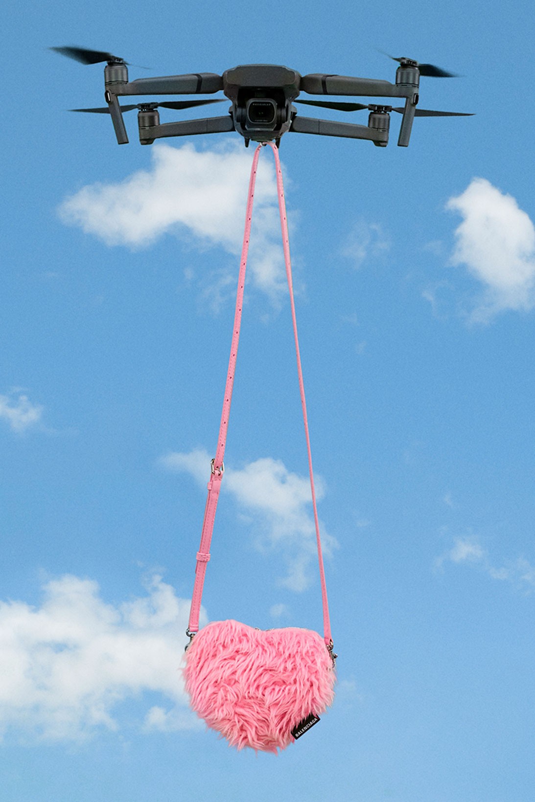 Balenciaga выпустил пушистые розовые сумки к китайскому Дню всех влюбленных (фото 5)