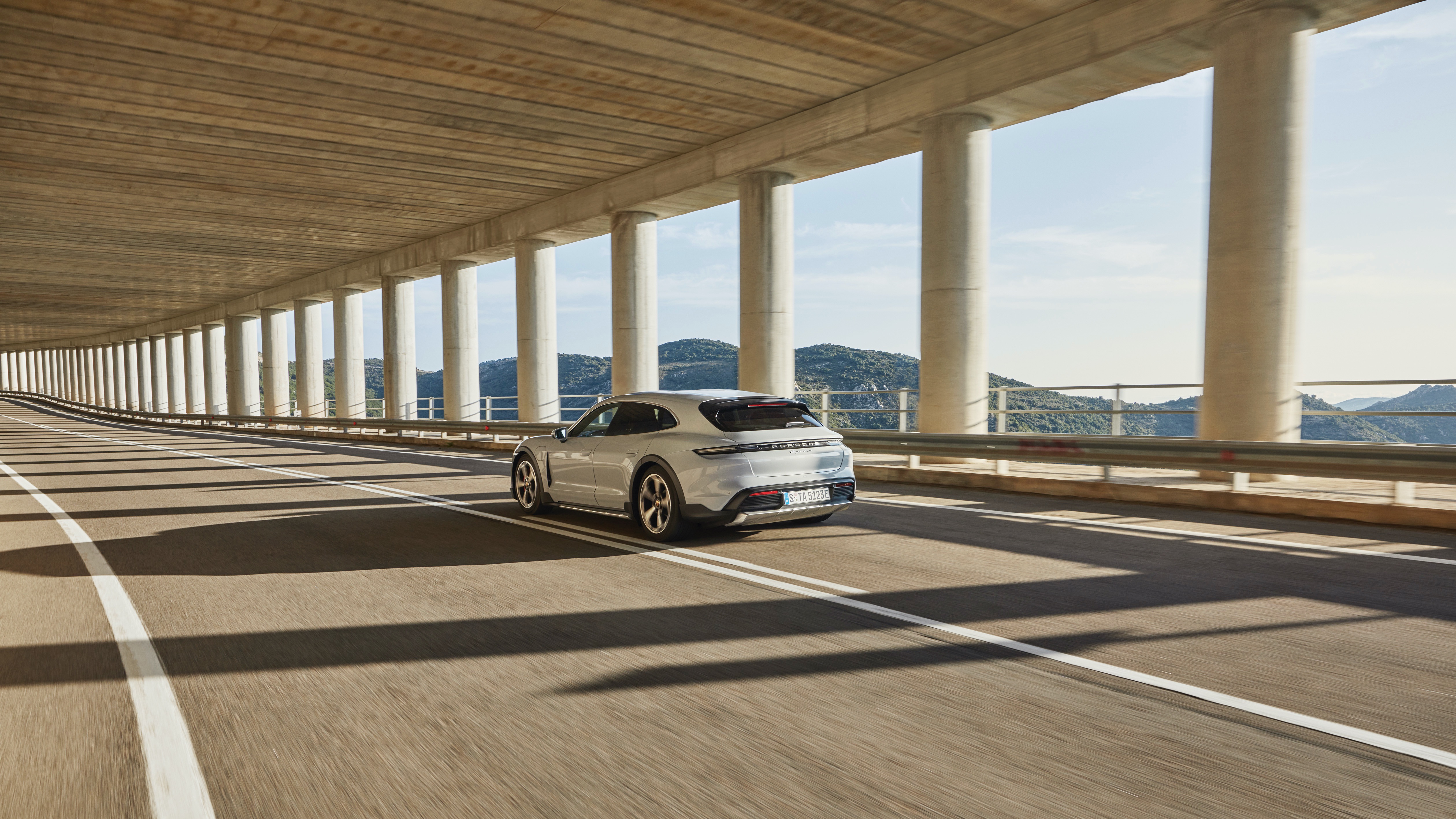 Porsche представил новый универсальный электрокар Taycan Cross Turismo (фото 8)