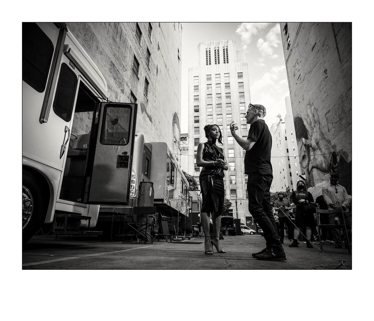 В Сети появились кадры с бэкстейджа съемки календаря Pirelli 2022 (фото 8)