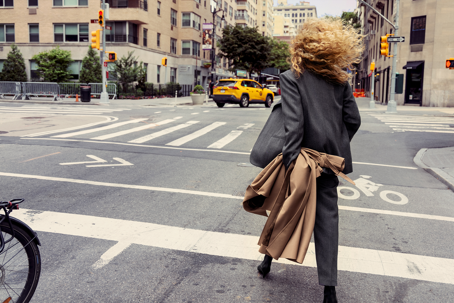 Ракель Циммерман гуляет по Нью-Йорку в новой кампании Totême (фото 4)