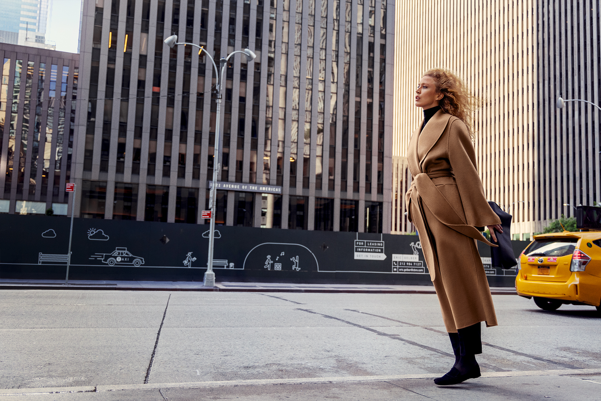 Ракель Циммерман гуляет по Нью-Йорку в новой кампании Totême (фото 1)