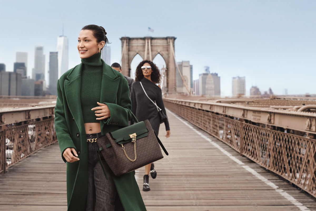 Белла Хадид гуляет по Нью-Йорку в новой кампании Michael Kors (фото 1)