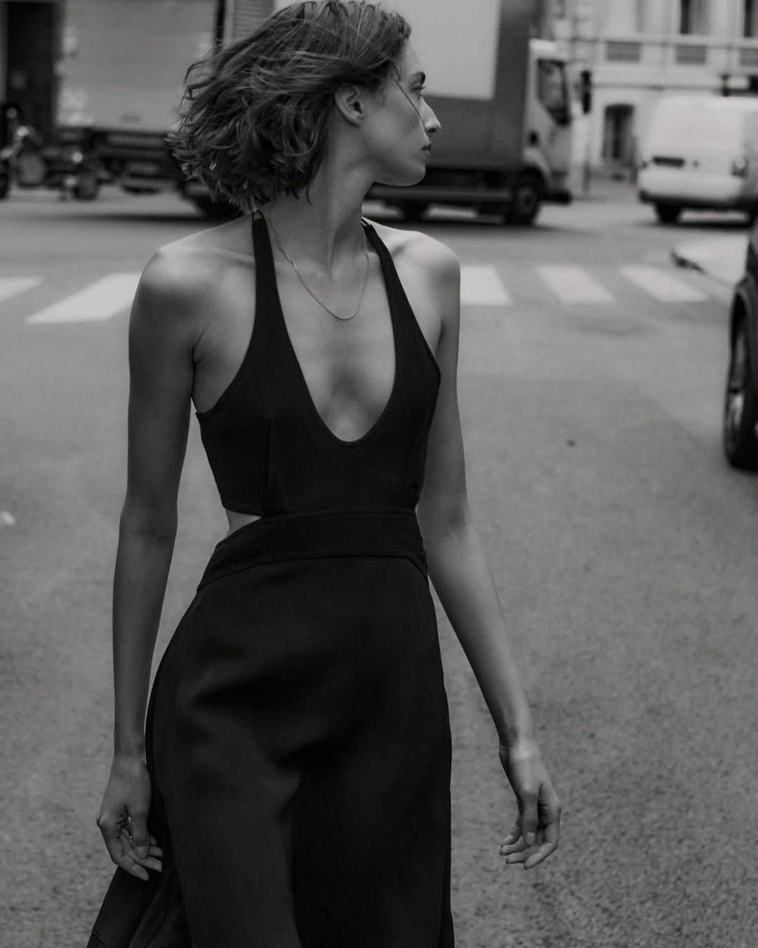 Модель Александра Агостон гуляет по Парижу в новой кампании Victoria Beckham (фото 6)